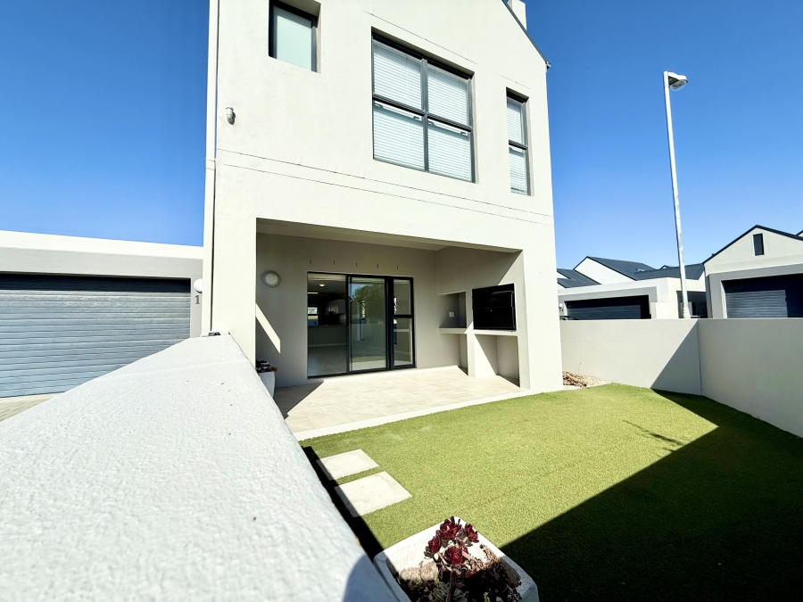 3 Bedroom Property for Sale in Aan de Wijnlanden Western Cape